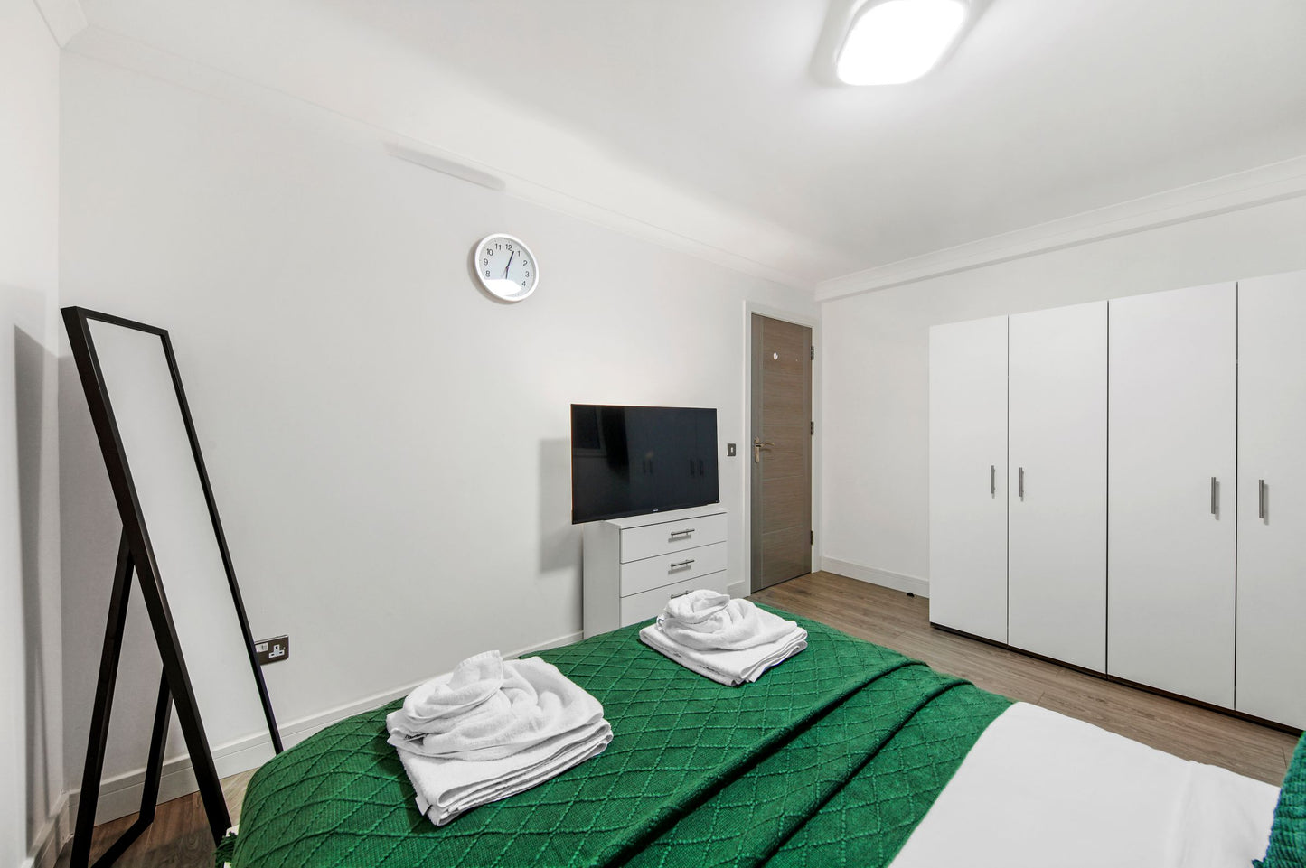 The Spacious Aldgate Apartment