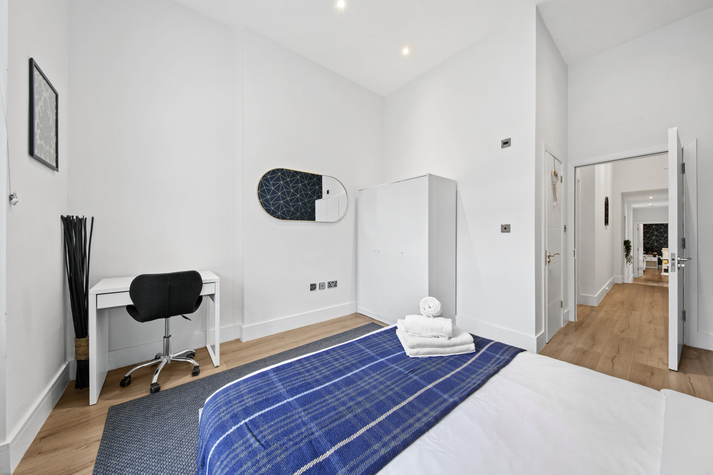 Premium 2/3 Bed Apartment Close to River Thames