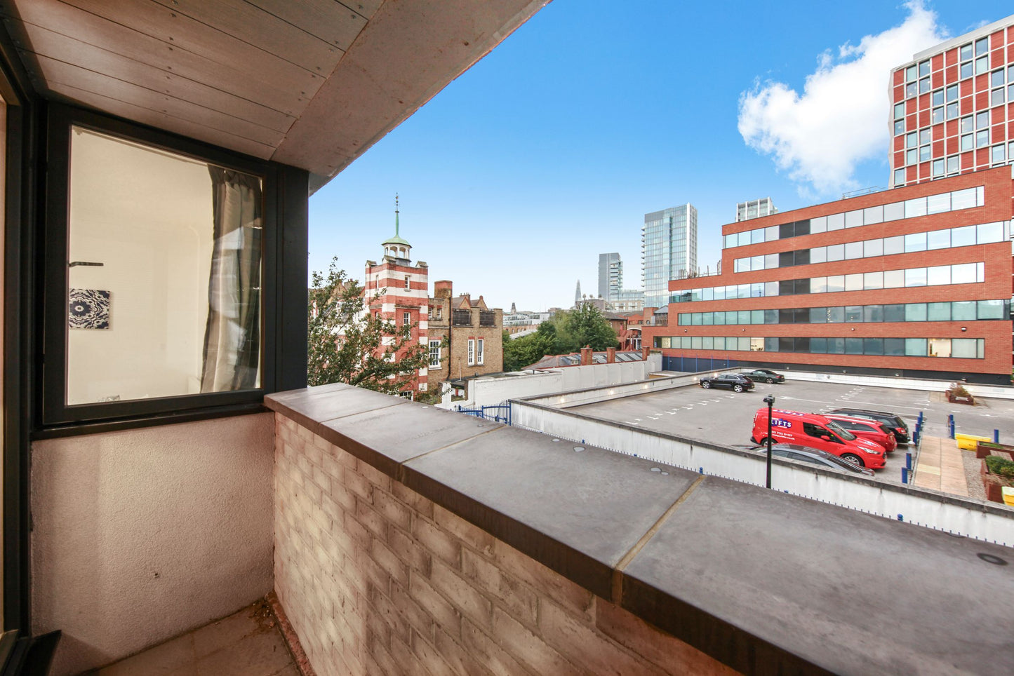 The Spacious Aldgate Apartment