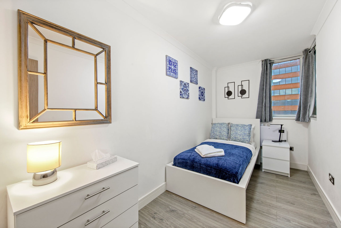 The Spacious Aldgate Apartment