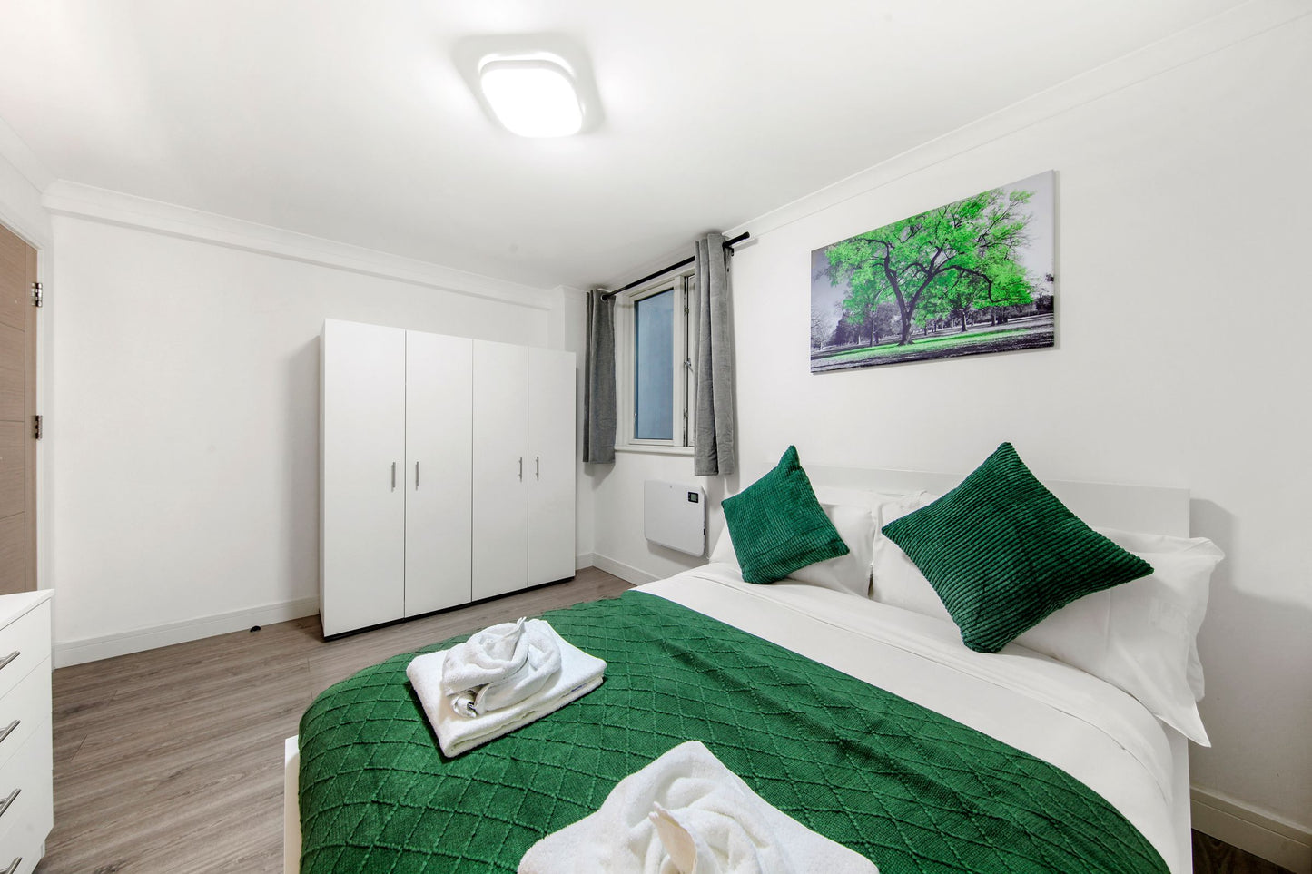 The Spacious Aldgate Apartment