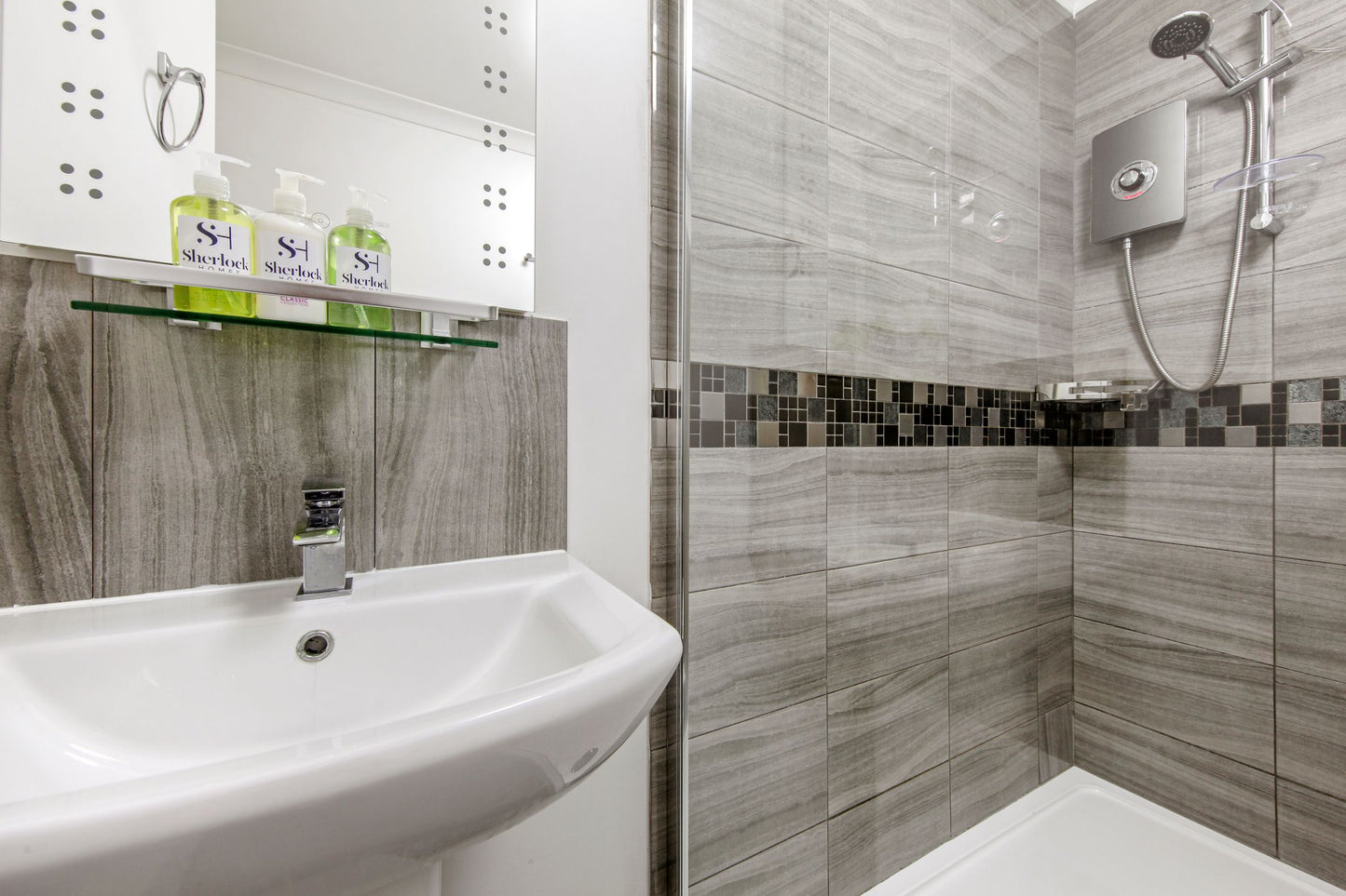 The Spacious Aldgate Apartment