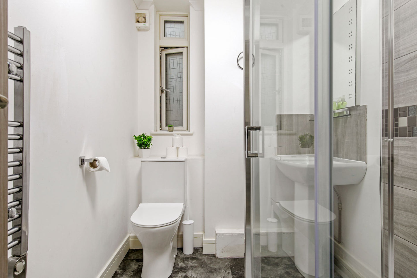 The Spacious Aldgate Apartment