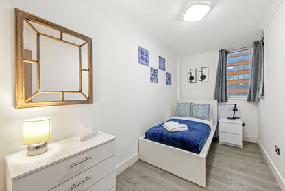 The Spacious Aldgate Apartment