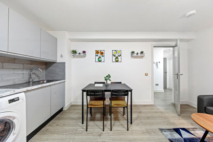 The Spacious Aldgate Apartment
