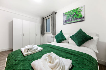The Spacious Aldgate Apartment