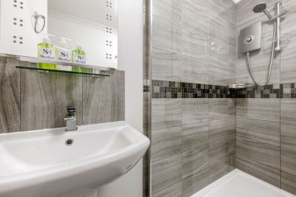 The Spacious Aldgate Apartment