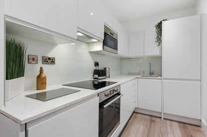 Premium 2/3 Bed Apartment Close to River Thames