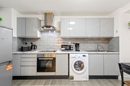 The Spacious Aldgate Apartment